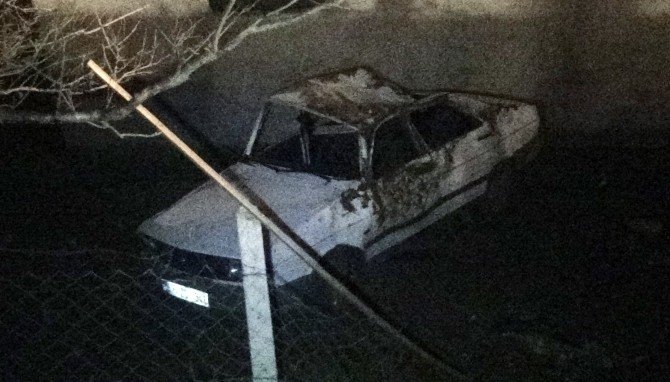 Virajı Alamadı, Takla Atarak Evin Bahçesine Uçtu: 4 Yaralı