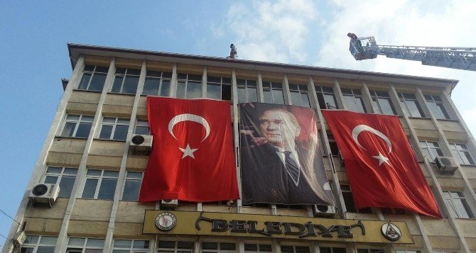 Belediye Çatısına Çıkarak İntihar Etmek İstedi