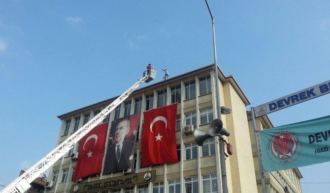 Belediye Çatısına Çıkarak İntihar Etmek İstedi