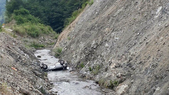 Zonguldak’ta Otomobil Dereye Uçtu