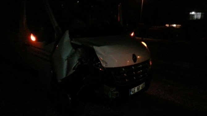 Minibüs Traktöre Çarptı: 2 Ölü