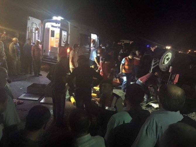 Minibüs Traktöre Çarptı: 2 Ölü