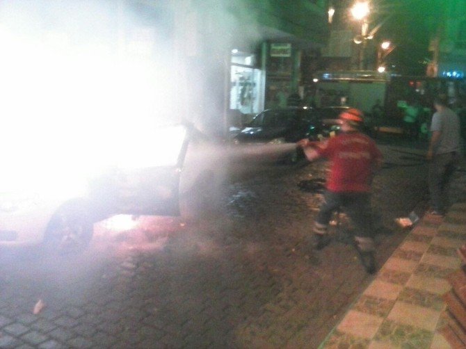 Park Halindeki Otomobil Alev Alev Yandı