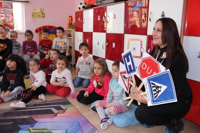 Minik Kardeşlerine Trafik Kurallarını Uygulamalı Öğrettiler