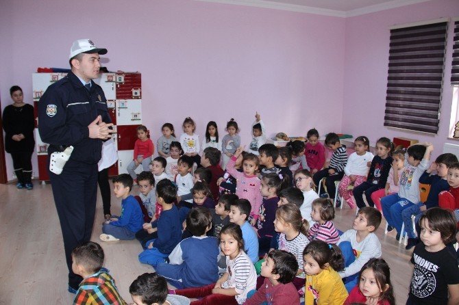 Minik Kardeşlerine Trafik Kurallarını Uygulamalı Öğrettiler