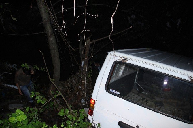 Ereğli’de Kargo Minibüsü Dereye Uçtu: 1 Yaralı