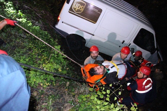 Ereğli’de Kargo Minibüsü Dereye Uçtu: 1 Yaralı