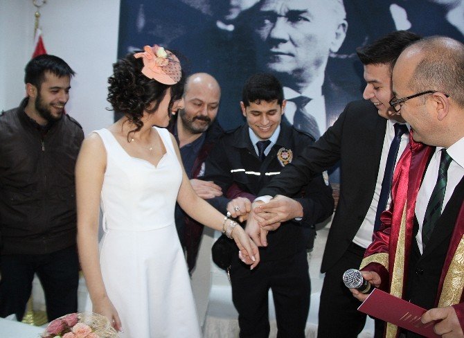 Ekip Arkadaşlarından Genç Çifte Kelepçe