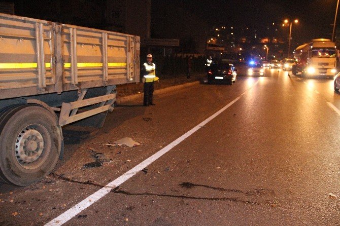 Tır’a Çarpıp Kaçtılar