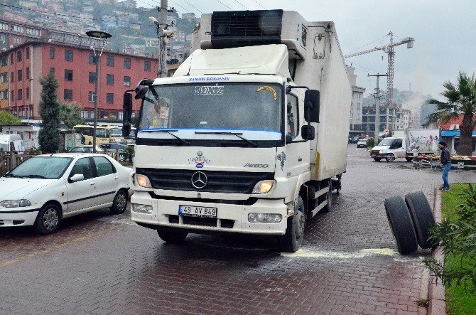 Gıda Yüklü Kamyonun Tekerleği Fırladı, Faciadan Döndü
