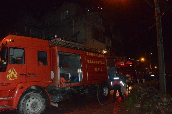 Çatı Katındaki Yangın Paniğe Neden Oldu
