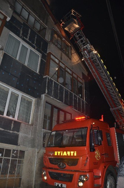 Çatı Katındaki Yangın Paniğe Neden Oldu