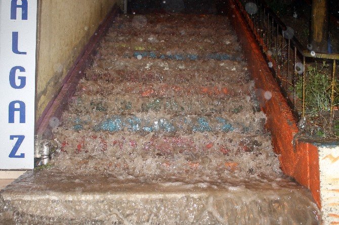 Zonguldak’ta Şiddetli Yağış Sebebiyle Araçlar Suya Gömüldü