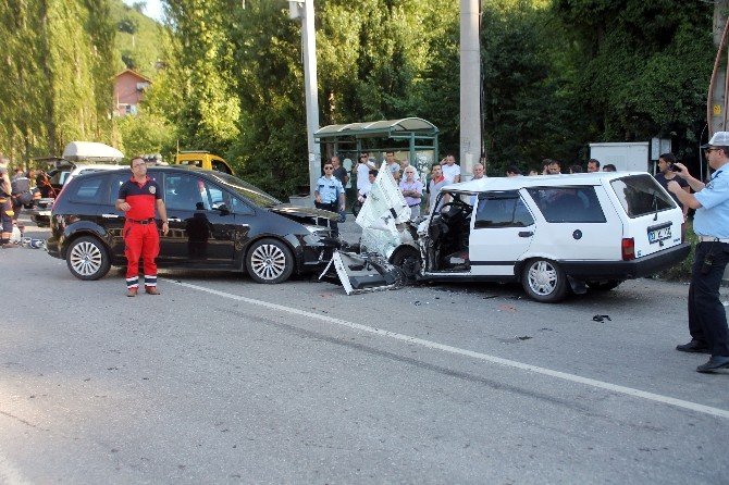İki Otomobil Kafa Kafaya Çarpıştı: 6 Yaralı