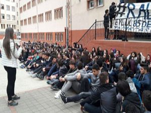 Okullarının Kapatılmaması İçin Oturma Eylemi Yaptılar