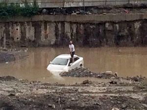 Meydanda İnanılmaz Olay! Otomobil Sulara Gömüldü, Sürücü Zor Kurtuldu
