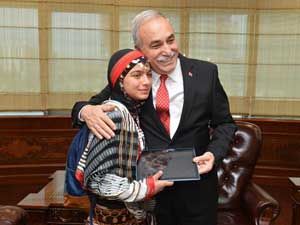 Bakan Fakıbaba, "Türkiye'nin Heidi'si" Hamdu Sena'yı Ağırladı