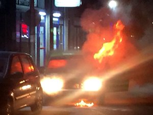 Alev topuna dönen araçtan son anda atladı