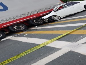 Rize'de otomobil, tıra çarptı: 1 ölü