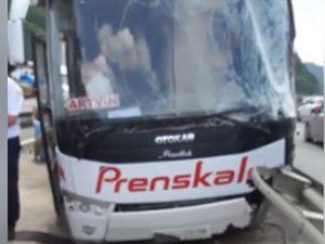 Rize’de Yolcu Otobüsü Refüje Çarptı 4 Yaralı