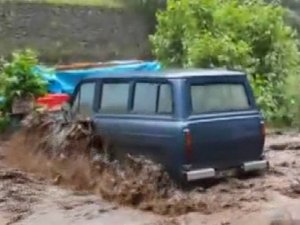 Rize’de Sel Suları Aracı Sürükledi