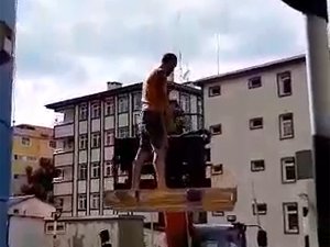 Rize'de Kuş Yavrusu, Vinç Yardımıyla Yuvasına Kavuştu