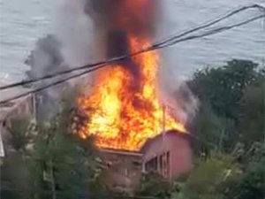 Rize’de Kaymakama Komşu Evde Yangın