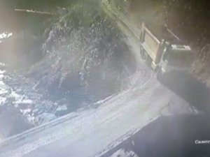 Rize’de Kamyon Dereye Yuvarlandı, Sürücü Ağır Yaralandı