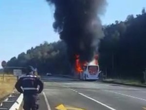 Rize'de Seyir Halindeki Yolcu Otobüsü Alev Alev Yandı