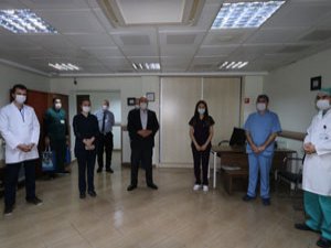 Rize'de 2 hemşire koronavirüsü yenerek alkışlarla göreve döndü