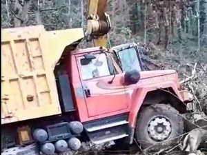 Çamura saplanan kamyonu kepçe ile işte böyle kurtardılar