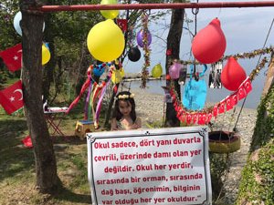 Her Yer Okul Dedi, Evinin Bahçesini Sınıfa Çevirerek 23 Nisan’ı Kutladı