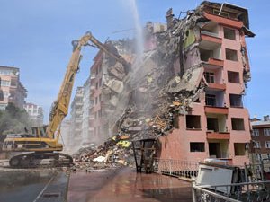 Rize'de 10 Katlı Binanın Yıkımına Devam Edildi