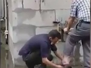 Polis abdest alan yaşlı adamın çoraplarını ve ayakkabısını giydirdi