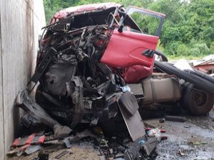 40 Ton Demir Yüklü Tır Viyadükten Düştü 2 Yaralı