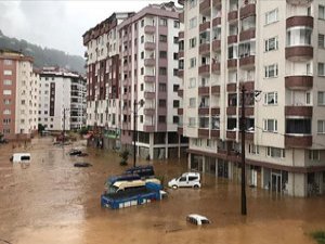 Rize'de şiddetli yağış nedeniyle dere taştı