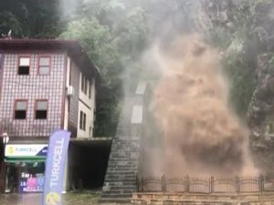 Çamlıhemşin'deki Şelale Yine Coştu