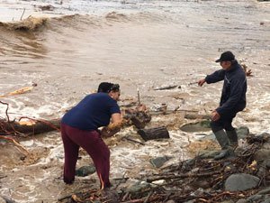 Selin Sürüklediği Odunları Denizden Kayık ile Topladılar