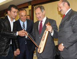 Bakan Günay Kemençe çalabilir mi?