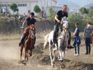 Cumhuriyet Bayramı etkinlikleri kapsamında at yarışları düzenlendi