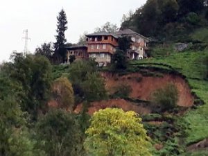 Rize'de Heyelan Nedeniyle 5 Ev Tedbir Amaçlı Boşatıldı