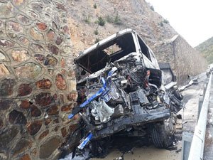 Kaza yapan TIR yandı, sürücüsü yaralandı