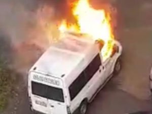 Rizeli esnaf park halinde alev alan minibüsü söndürmek için seferber oldu