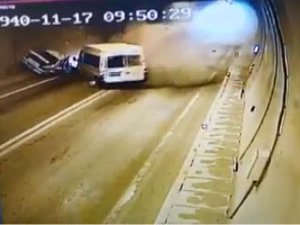 1 Kişinin Öldüğü, 4 Kişinin Yaralandığı Tüneldeki Kaza Güvenlik Kamerasına Yansıdı