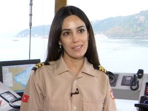 Kıyı Emniyetinin ilk kadın römorkör kaptanı dümen başında