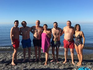 Belediye Başkanı Aralık Ayının Son Gününde Denize Girdi