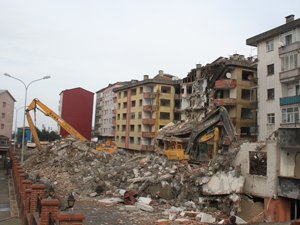 Rize'de kentsel dönüşüm çalışmaları kapsamında yıkımlar sürüyor