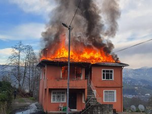 Rize'de Yangında Evin İkinci Katı Kullanılamaz Hale Geldi