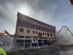 Rize'de yıkımına başlanan bina bir anda yerle bir oldu
