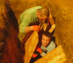 Kardeşini Canlı Canlı Mezara Soktu